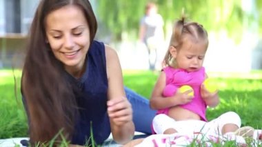 genç anne ile Bebek Baby Park park vacation.mom Tarih grass.family doğa, küçük bir kız ile oynarken bir şehir park.mother içinde.