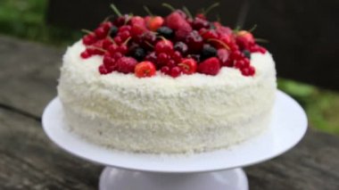 meyveli kek ile Hindistan cevizi pul jöle berries.fruit jöle cake.berry, doğum günü cake.culinary masterpieces.summer tatil tatlı ile.