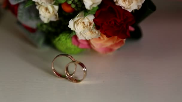 Anillos de boda y bouquet.Wedding boda anillos en el bouquet.Arrangement con atributos de la boda . — Vídeo de stock