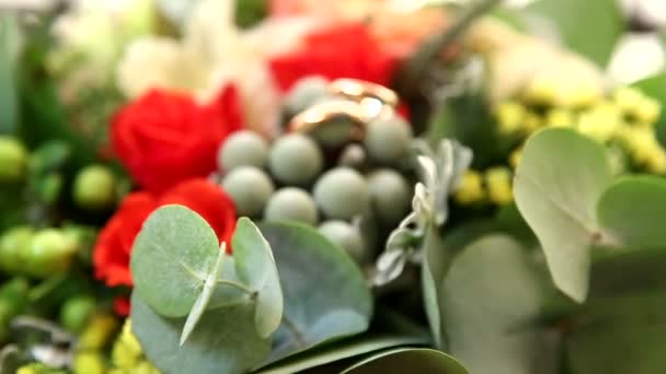 Βέρες και Βέρες bouquet.wedding για το bouquet.arrangement με τα χαρακτηριστικά του γάμου. — Αρχείο Βίντεο