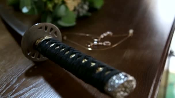 Bir katana ve düğün bouquet.samurai katana ve gelin buketi kompozisyonu. — Stok video