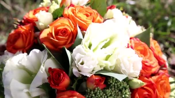 Ramo de flores frescas.Ramo festivo de flores frescas.Ramo nupcial de flores frescas.Floristería de boda . — Vídeo de stock