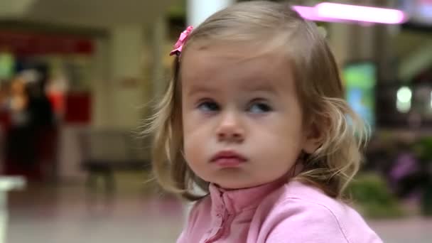 Klein meisje in een supermarket.child spelen op de vloer in de mall-chopin.portrait van het meisje kind in de playroom.little meisje in een roze jurk. — Stockvideo