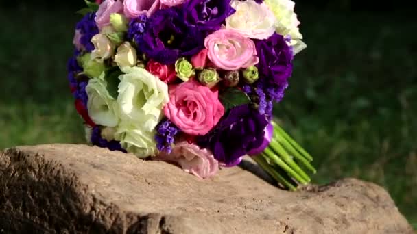 Hochzeitsstrauß von frischen Blumen.festlicher Strauß von frischen Blumen.Hochzeitsbrautstrauß. Hochzeitsfloristik. — Stockvideo