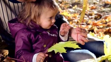 Sonbahar Park bir bebekle anne. Annem çocuk sonbahar ormandaki ile yürür. Sonbahar doğada aile yürüyüş. Hafta sonu açık havada ormanda.