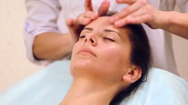 Yüz masaj güzel kız. Masaj salonunda bir kız portresi. Şevval Özçelik Güzellik kadın yüz masaj yapıyor. Masaj yüz kız yakın çekim.