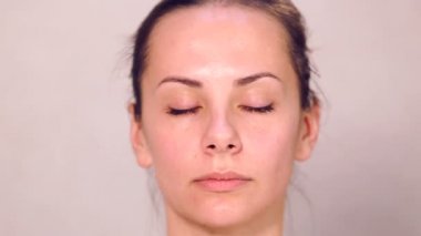 Makyaj yüz kız yakın çekim. Kız portresi bir güzellik salonu kapatın. Yüz, temizlik kozmetik cilt temizliği. Bakımı en büyük planom karşı karşıya. Professionalnaya temizlik cilt.