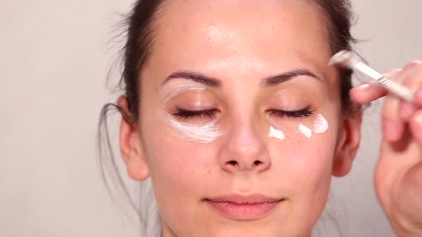 Maquillage visage fille gros plan. Portrait de la fille gros plan dans un salon de beauté. Nettoyage de la peau du visage, nettoyage cosmétique. Soins du visage plus grand plan. Professionalnaya nettoyage de la peau . — Video