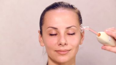 Şevval Özçelik Güzellik genç güzel kız yüzünde bir yordam gerçekleştirir. Güzel bir kız karşısında tıbbi kozmetik prosedür.