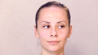 Şevval Özçelik Güzellik genç güzel kız yüzünde bir yordam gerçekleştirir. Güzel bir kız karşısında tıbbi kozmetik prosedür.