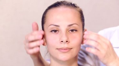 Şevval Özçelik Güzellik genç güzel kız yüzünde bir yordam gerçekleştirir. Güzel bir kız karşısında tıbbi kozmetik prosedür.