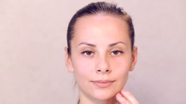 Şevval Özçelik Güzellik genç güzel kız yüzünde bir yordam gerçekleştirir. Güzel bir kız karşısında tıbbi kozmetik prosedür.