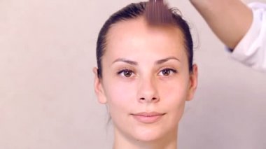 Şevval Özçelik Güzellik genç güzel kız yüzünde bir yordam gerçekleştirir. Güzel bir kız karşısında tıbbi kozmetik prosedür.