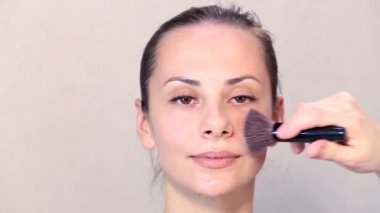 Şevval Özçelik Güzellik genç güzel kız yüzünde bir yordam gerçekleştirir. Güzel bir kız karşısında tıbbi kozmetik prosedür.