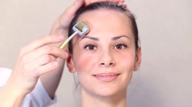 Şevval Özçelik Güzellik genç güzel kız yüzünde bir yordam gerçekleştirir. Güzel bir kız karşısında tıbbi kozmetik prosedür.