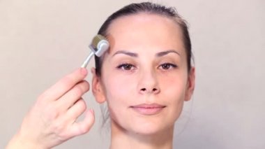 Şevval Özçelik Güzellik genç güzel kız yüzünde bir yordam gerçekleştirir. Güzel bir kız karşısında tıbbi kozmetik prosedür.