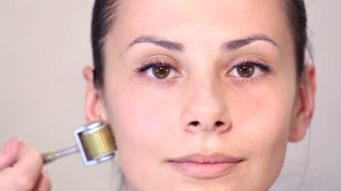 Şevval Özçelik Güzellik genç güzel kız yüzünde bir yordam gerçekleştirir. Güzel bir kız karşısında tıbbi kozmetik prosedür.