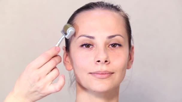 Esthéticienne effectue une procédure sur le visage de la jeune belle fille.Procédure cosmétique médicale devant le visage d'une belle fille . — Video