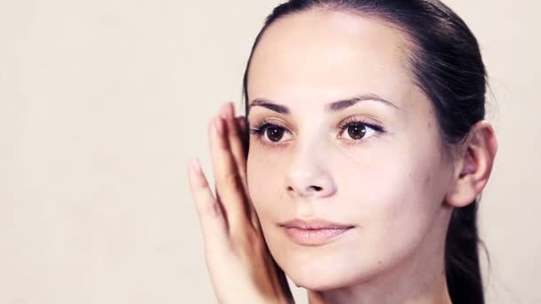 Retrato de una hermosa joven posando en la camera.Face de una hermosa joven está haciendo masaje.Exercises para la cara, cuidado de la piel face.Face retrato de una niña primer plano . — Vídeo de stock