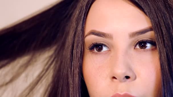 Retrato da menina bonita jovem close-up em um salão de beleza. PROFISSIONAL cuidado de cabelos longos no salão de spa. Tratamento médico para a saúde do cabelo . — Vídeo de Stock