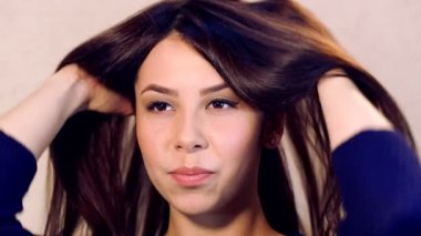 Genç güzel kız yakın çekim portresi. Profesyonel spa salonda uzun saç bakımı. Saç sağlığı için tıbbi tedavi.