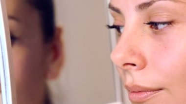 Aynaya güzel bir genç kız portresi. Güzel bir esmer bir Aynadaki yansıma yüzü. Portre, face, girl, yansıma, ayna.