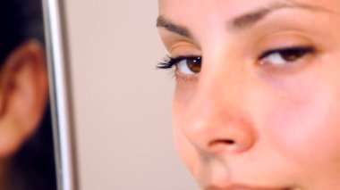 Aynaya güzel bir genç kız portresi. Güzel bir esmer bir Aynadaki yansıma yüzü. Portre, face, girl, yansıma, ayna.