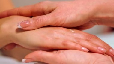 Yordam masaj spa salonda eller. El Bakımı Güzellik Salonu. Parmak ve bir spa salonu bilekte masaj. Spa Manikür yordamı.