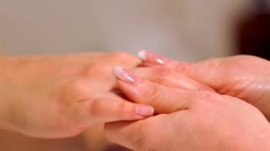 Yordam masaj spa salonda eller. El Bakımı Güzellik Salonu. Parmak ve bir spa salonu bilekte masaj. Spa Manikür yordamı.