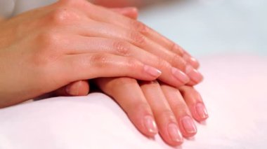 Yordam masaj spa salonda eller. El Bakımı Güzellik Salonu. Parmak ve bir spa salonu bilekte masaj. Spa Manikür yordamı.