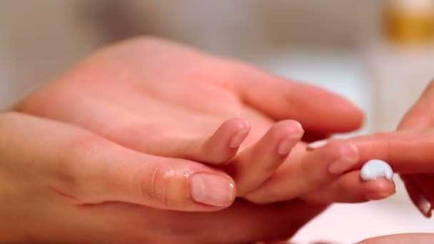 Procédure massage des mains dans le salon de spa.Soins des mains dans le salon de beauté.Massage des doigts et du poignet dans un salon de spa.Procédure de manucure spa . — Video