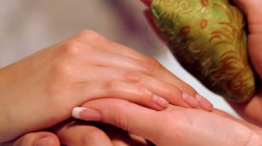 Yordam masaj spa salonda eller. El Bakımı Güzellik Salonu. Parmak ve bir spa salonu bilekte masaj. Spa Manikür yordamı.