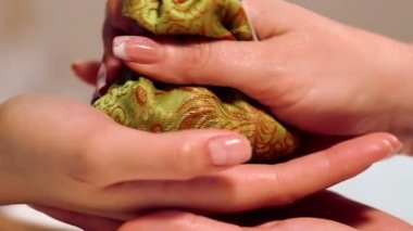 Yordam masaj spa salonda eller. El Bakımı Güzellik Salonu. Parmak ve bir spa salonu bilekte masaj. Spa Manikür yordamı.