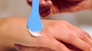 Yordam masaj spa salonda eller. El Bakımı Güzellik Salonu. Parmak ve bir spa salonu bilekte masaj. Spa Manikür yordamı.