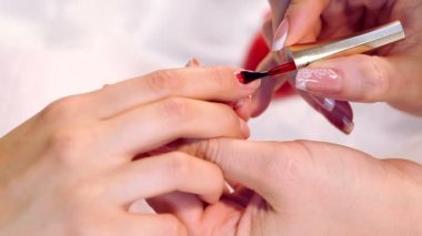 Prosedür boyamayı spa salonda çivi. Güzellik Salonu yordamda manikür. Spa Manikür yordamı. Salonda çivi boya.