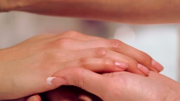 Procedure handen massage in de spa salon. Handverzorging in de schoonheidssalon. Massage de vingers en pols in een spa salon. Spa manicure procedure. — Stockvideo