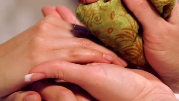 Procedimento mãos massagem no salão de spa. Cuidado da mão no salão de beleza. Massageie os dedos e pulso em um salão de spa. . — Vídeo de Stock