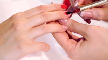 Prosedür boyamayı spa salonda çivi. Güzellik Salonu yordamda manikür. Spa Manikür yordamı. Salonda çivi boya.
