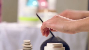 Yordam masaj spa salonda eller. El Bakımı Güzellik Salonu. Parmak ve bir spa salonu bilekte masaj. Spa Manikür yordamı.