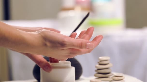 Procedimiento de masaje de manos en el salón de spa. Cuidado de las manos en el salón de belleza. Masajear los dedos y la muñeca en un salón de spa. . — Vídeos de Stock