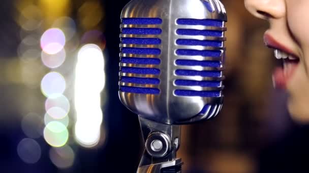 Joven hermosa chica canta. Joven cantante cantando en un micrófono. Retrato de cerca del cantante. Concierto de música retro Club . — Vídeos de Stock