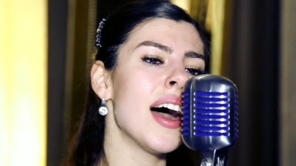 Giovane bella ragazza cantante.Giovane cantante che canta in un microfono.Ritratto primo piano del cantante.Club retrò concerto di musica . — Video Stock