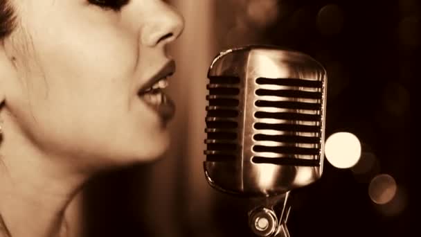 Joven hermosa mujer cantando.La joven cantante canta en el micrófono.Retrato de cerca de la cantante, retro, blanco y negro . — Vídeos de Stock