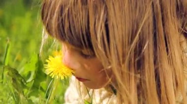 Çimlere yatan bir genci portresi. Bir çayır yeşil çimen çiçek, karahindiba kokulu Avrupalılar sarışın çocuk. Çocuk rahatlatıcı bir alan içinde ilkbahar, yaz.