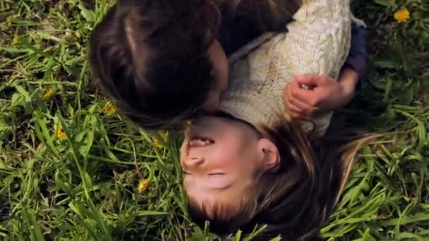 Kinderen spelen op gras. Europese, wit-gevild kinderen vechten op groen gras. Kinder spellen. Jongens genieten in de natuur. Jongens genieten in de natuur. Jongen met lang blond haar plezier, lachen en spelen. — Stockvideo