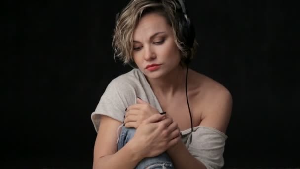 Portrait of beautiful girl in headphones. Woman blonde closeup listening to music. Young beautiful girl enjoying music. — Stock Video