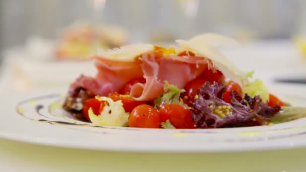 Φρέσκια σαλάτα λαχανικών με τυρί και μπέικον. Φύλλα μαρουλιού, ντομάτες και τυρί. Σαλάτα λαχανικών ντυμένος με ελαιόλαδο. Τέχνη της μαγειρικής. — Αρχείο Βίντεο