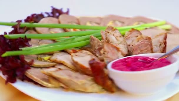 Platos de carne de diferentes preparaciones.Una variedad de platos de carne en las artes culinarias.Platos de carne caliente y fría.El refinamiento del arte de cocinar . — Vídeos de Stock