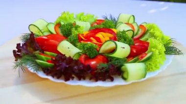 Taze sebze salatası. Taze, sulu sebze çeşitli beyaz bir plaka üzerinde kesme. Vejetaryen yiyecekler.
