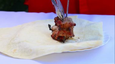 Ateş ızgarada pişmiş et. Şiş kebap ve kuzu kaburga sunucu hizmet öncesi. Etin taze yemek.